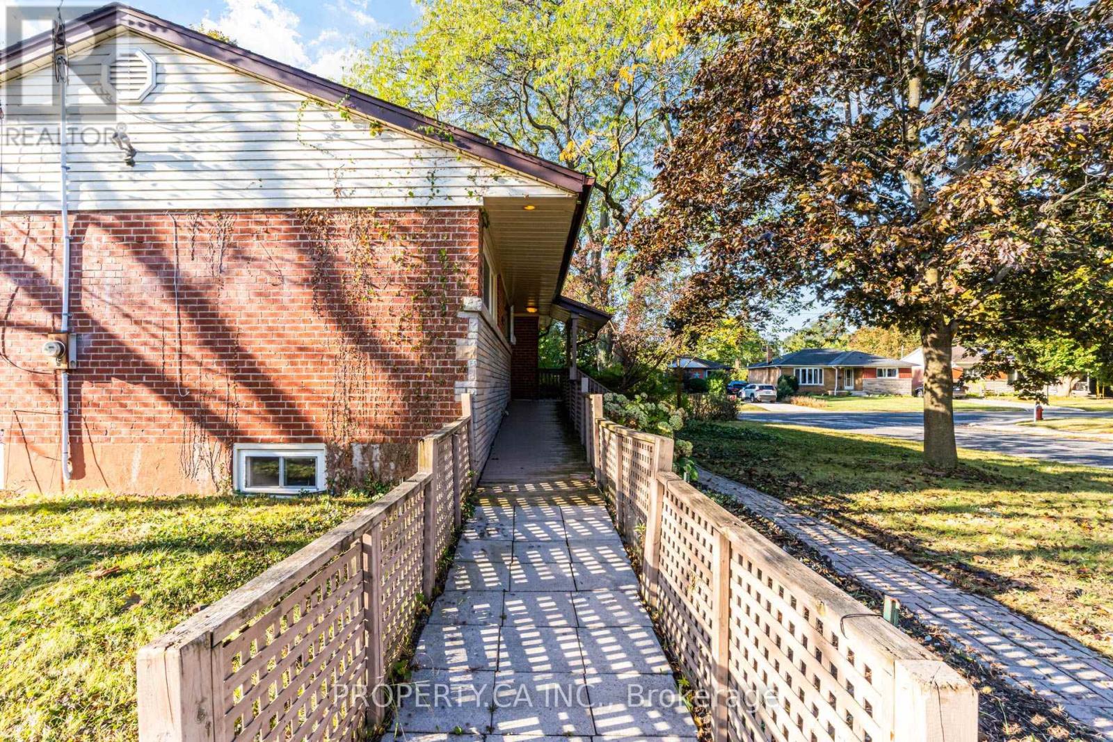 2302 Redfern Road, Burlington, Ontario  L7R 1X3 - Photo 3 - W14101360
