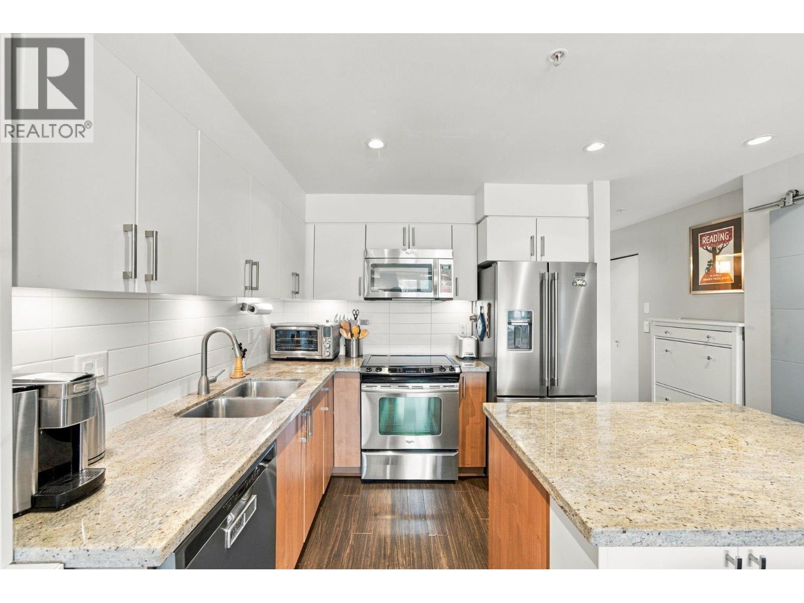 208 85 Eighth Avenue, New Westminster, British Columbia  V3L 0E9 - Photo 2 - R3176728