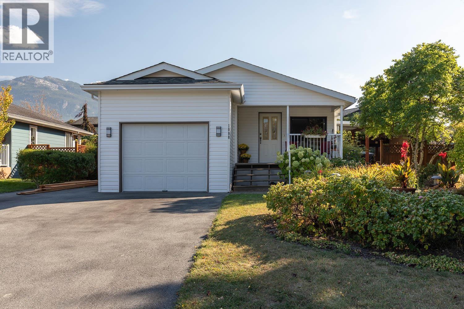 1008 EDGEWATER CRESCENT, Squamish, British Columbia