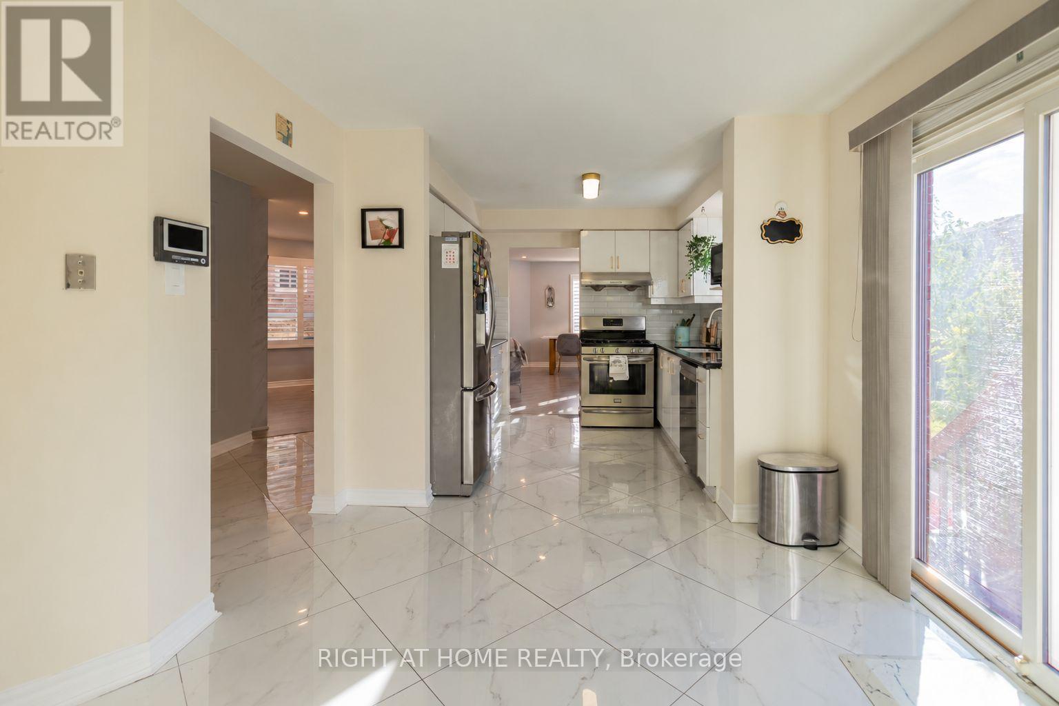 5044 Guildwood Way E, Mississauga, Ontario  L5R 2R6 - Photo 21 - W14101614
