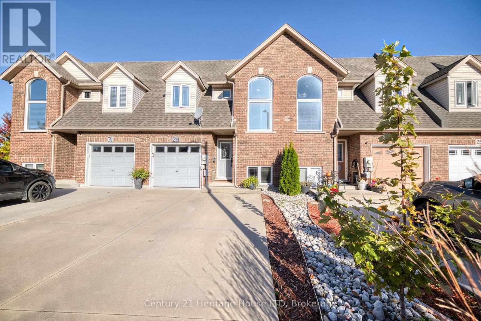 29 Bluegrass Crescent, St. Catharines (Oakdale), Ontario L2P 0A8 - Photo 2 - X14101814