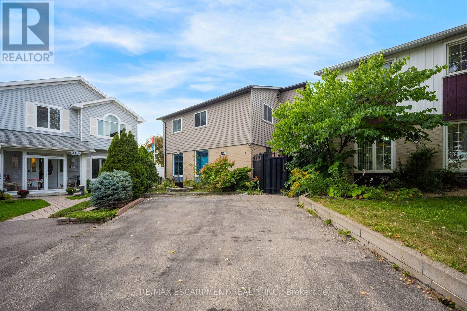 13 Holmstead Court, Brampton, Ontario  L6S 1R9 - Photo 2 - W14101906