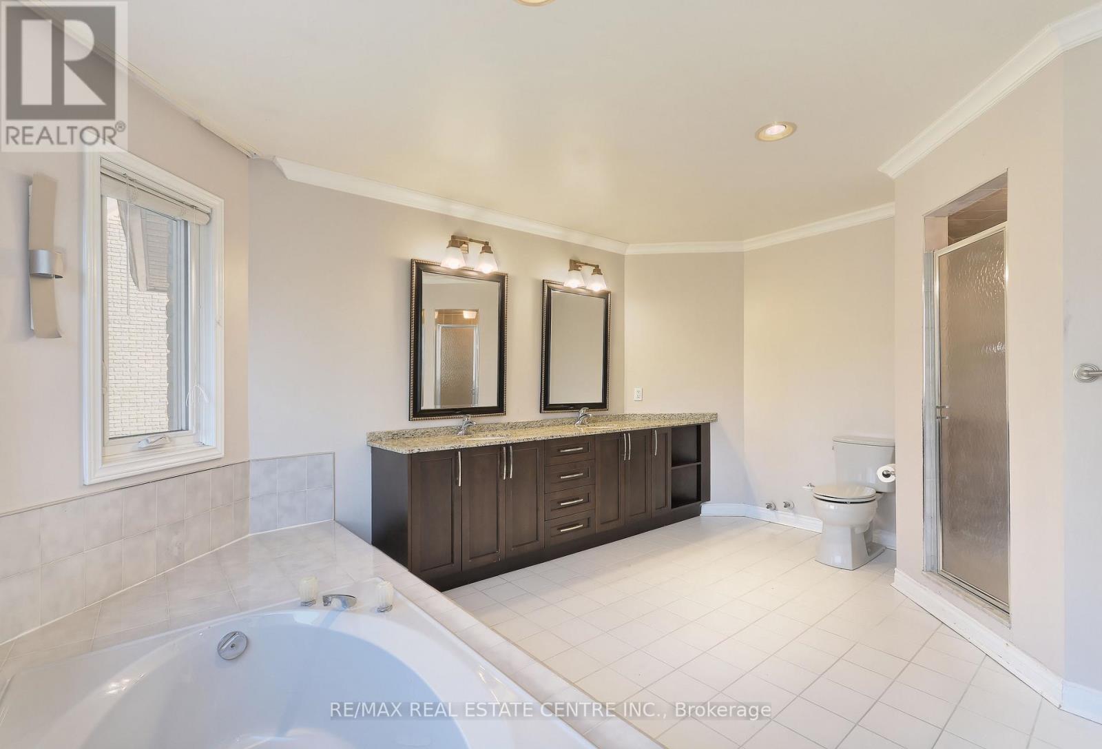 1837 Sevenoaks Drive, Mississauga, Ontario  L5K 2N5 - Photo 21 - W13876610