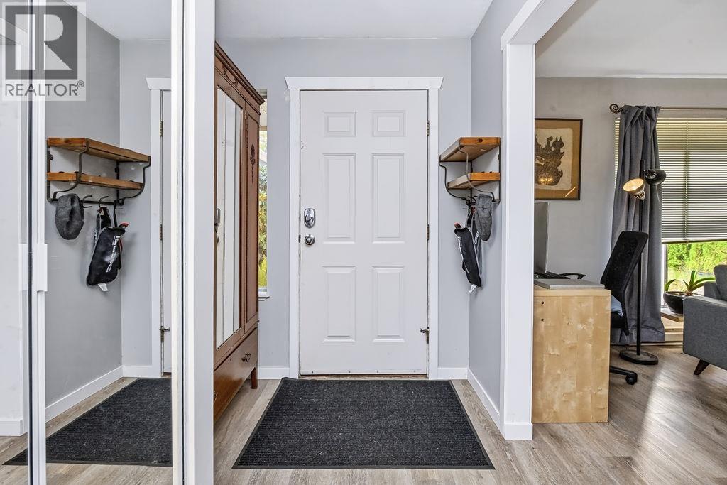 1560 Larchberry Way, Gibsons, British Columbia  V0N 1V5 - Photo 3 - R3177342