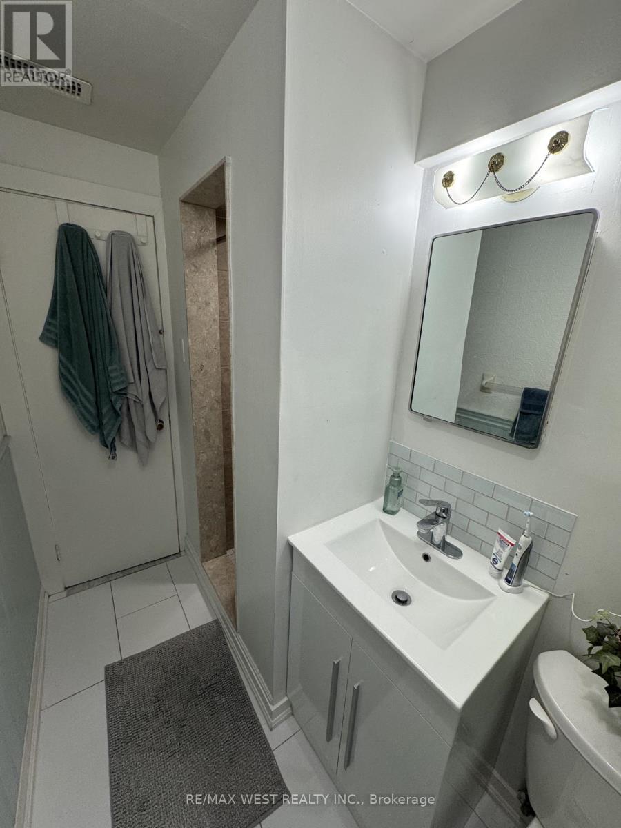 B2 - 35 Lilywood Road, Toronto, Ontario  M6B 1V6 - Photo 11 - W14100232