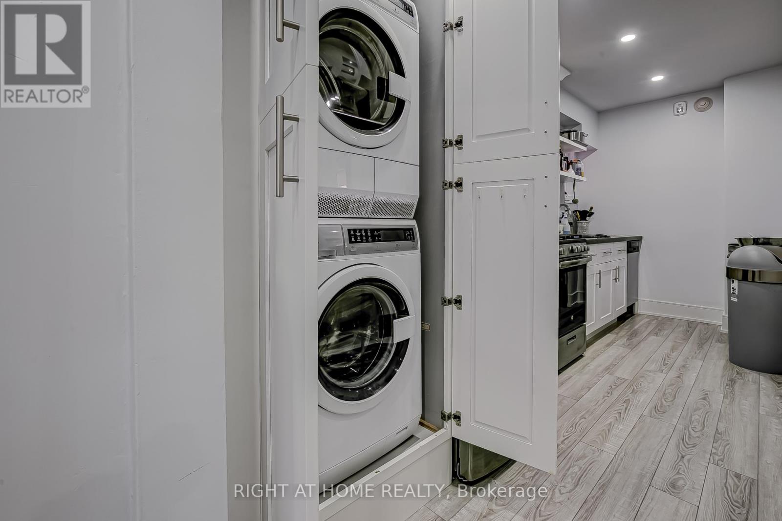 181 Lakeshore Road E, Mississauga, Ontario  L5G 1G2 - Photo 10 - W14102504