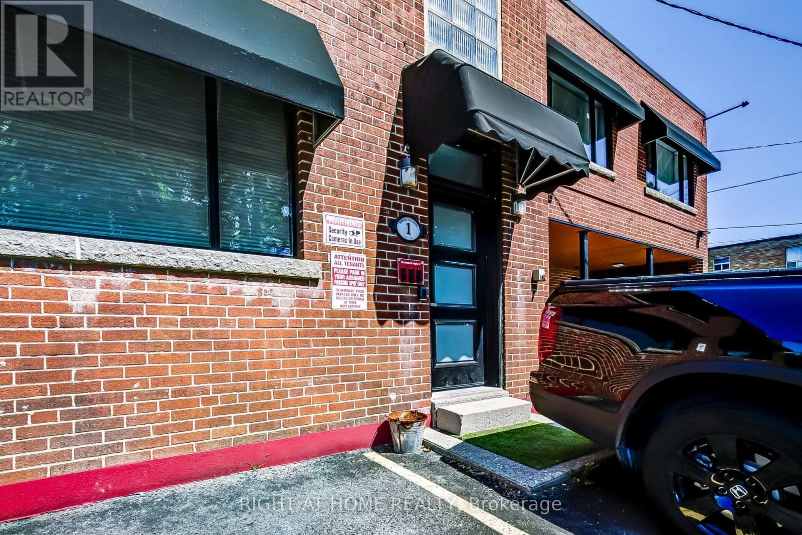 181 Lakeshore Road E, Mississauga, Ontario  L5G 1G2 - Photo 4 - W14102504