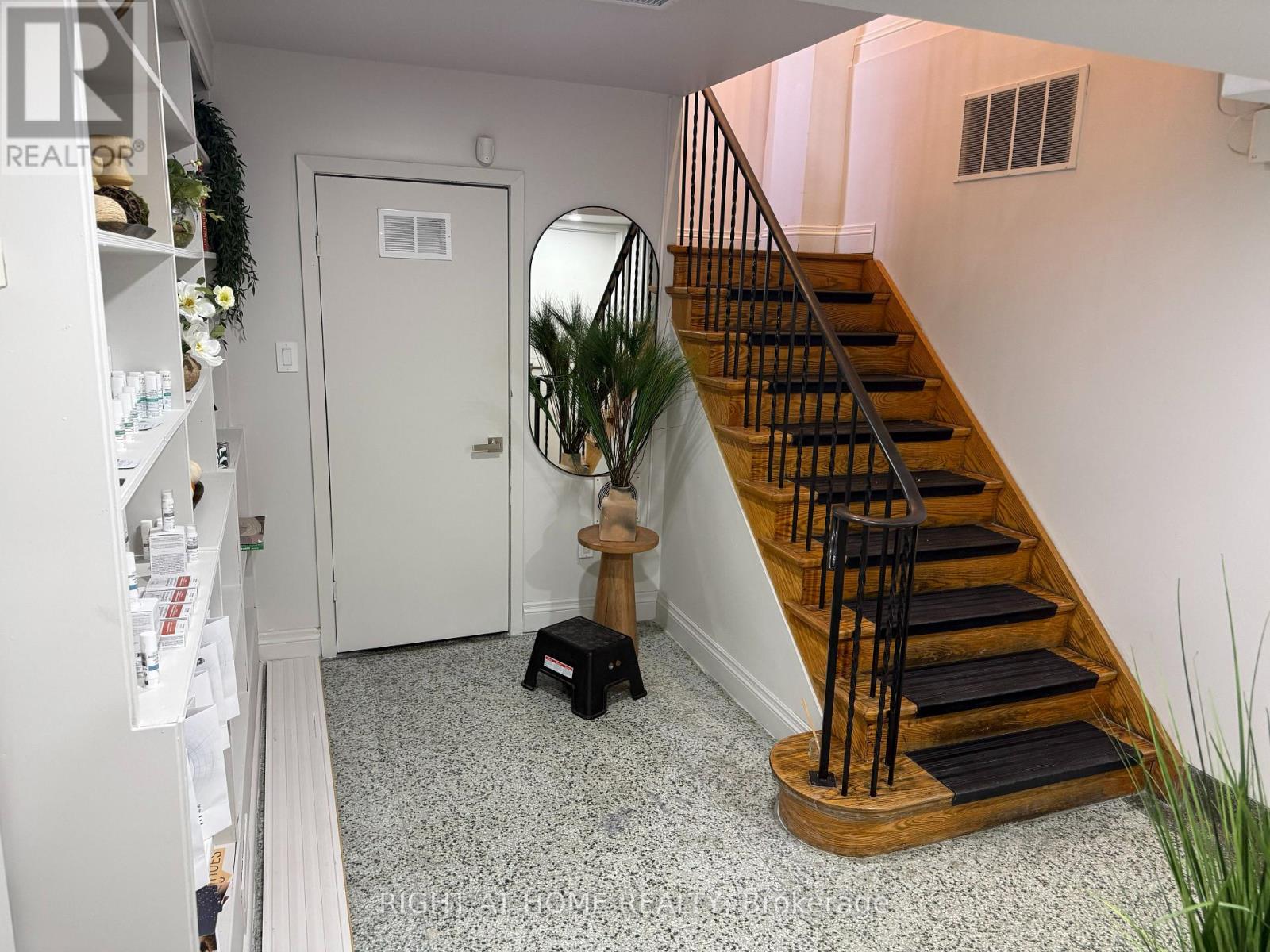 181 Lakeshore Road E, Mississauga, Ontario  L5G 1G2 - Photo 50 - W14102504
