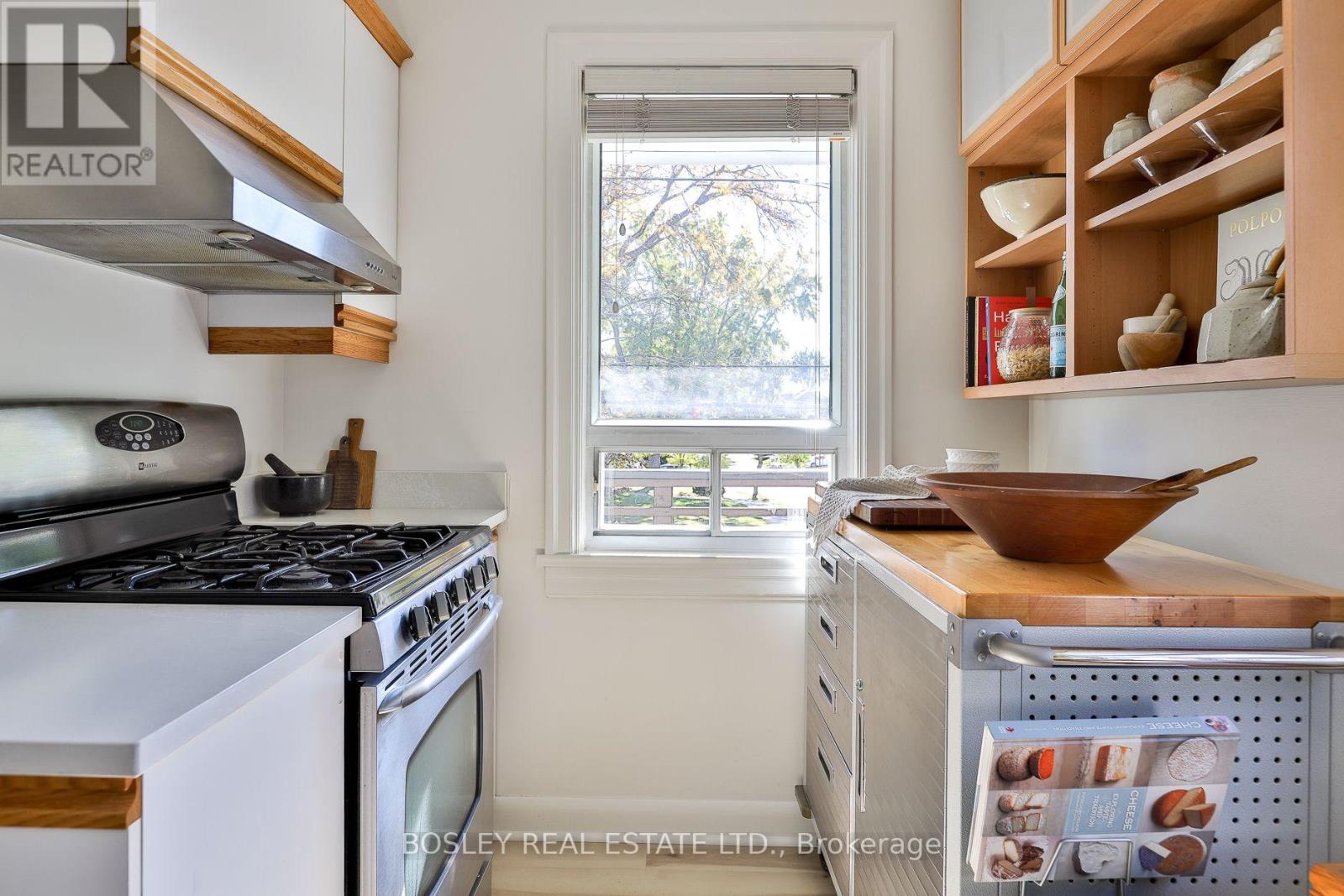 16 Delroy Drive, Toronto, Ontario  M8Y 1M7 - Photo 6 - W14095052