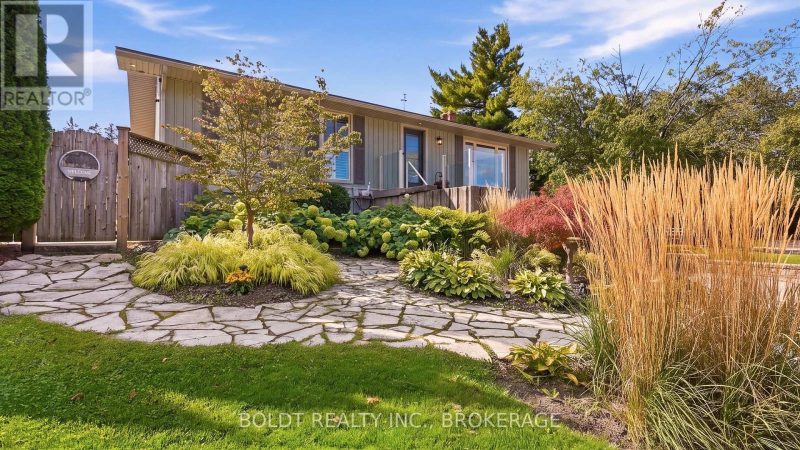15 The Cedars Street, St. Catharines, Ontario  L2M 6M7 - Photo 3 - X14102652