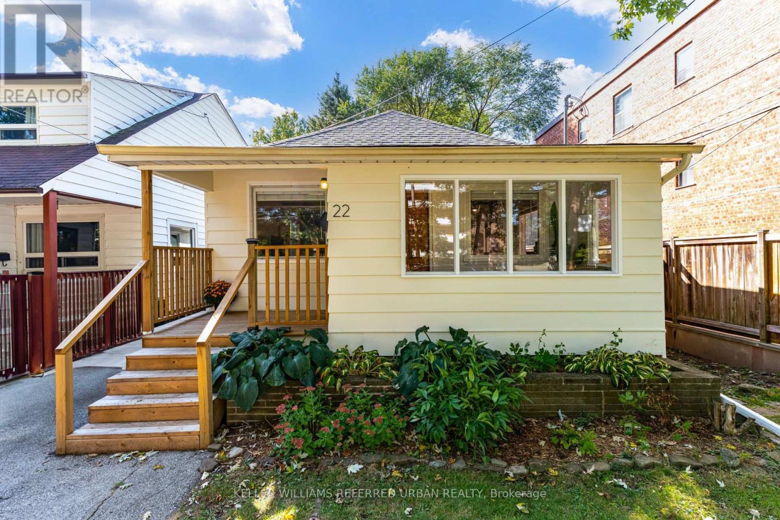 22 Long Branch Avenue, Toronto, Ontario  M8W 3H6 - Photo 1 - W13863328