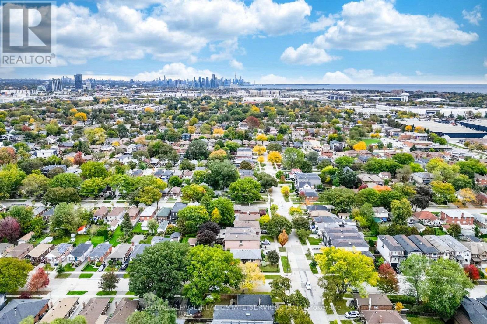 454 Rimilton Avenue, Toronto, Ontario  M8W 2G8 - Photo 4 - W14102734