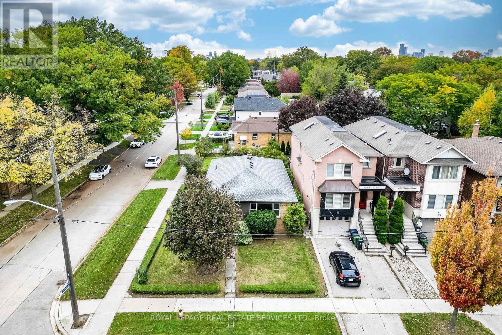 454 Rimilton Avenue, Toronto, Ontario  M8W 2G8 - Photo 6 - W14102734