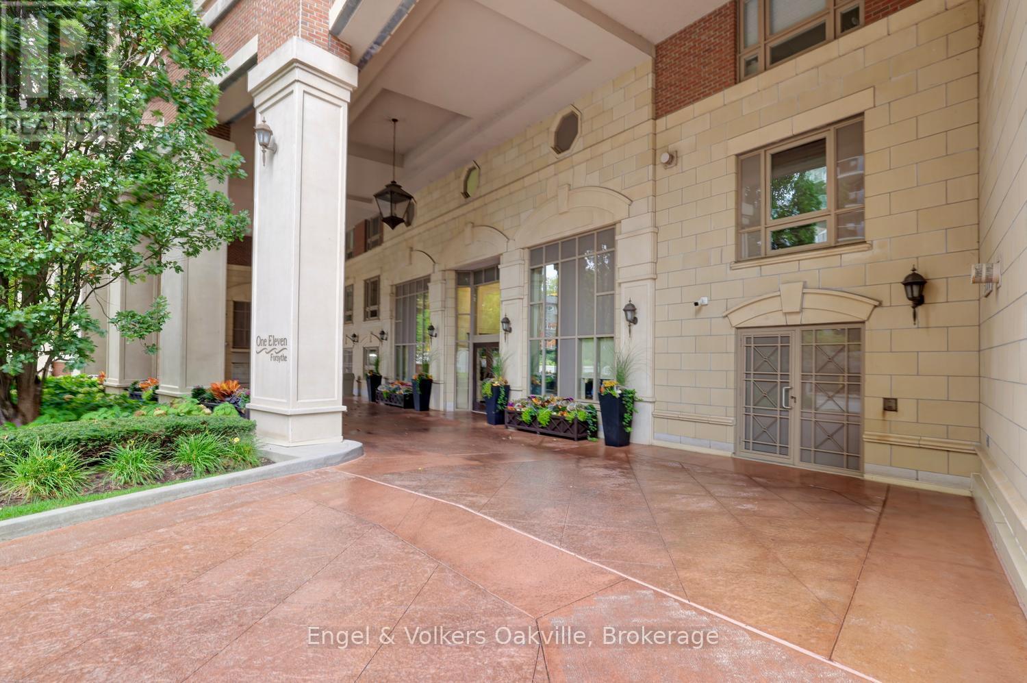 305 - 111 Forsythe Street, Oakville, Ontario  L6K 3J9 - Photo 2 - W14102924