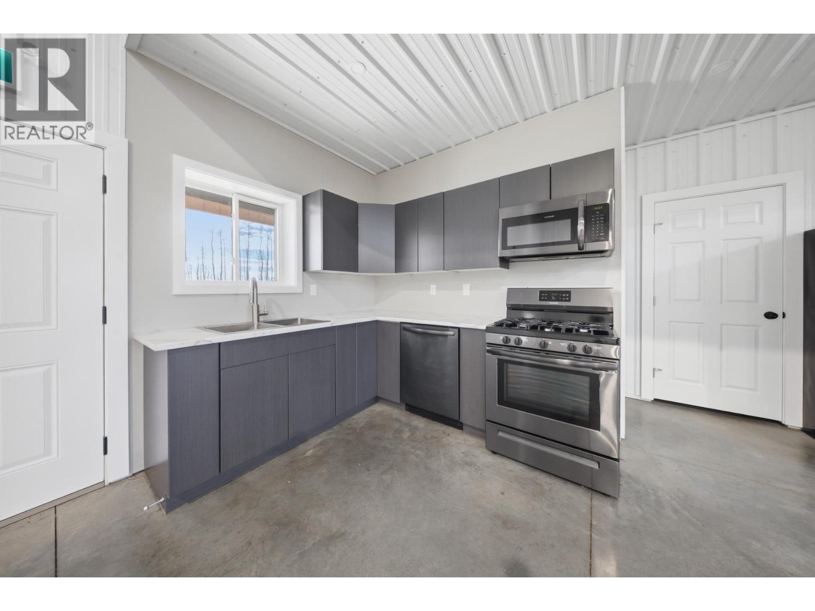 13109 Sunnyside Drive, Charlie Lake, British Columbia  V0C 1H0 - Photo 32 - R3177073