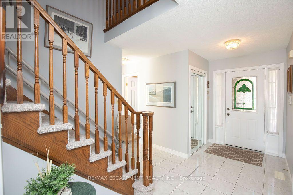 7 Falconridge Drive, Hamilton, Ontario  L9B 2P2 - Photo 4 - X14102934