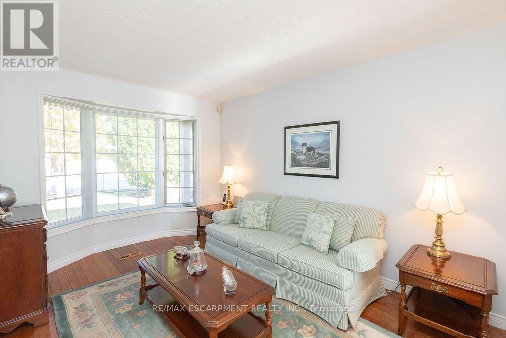 7 Falconridge Drive, Hamilton, Ontario  L9B 2P2 - Photo 5 - X14102934
