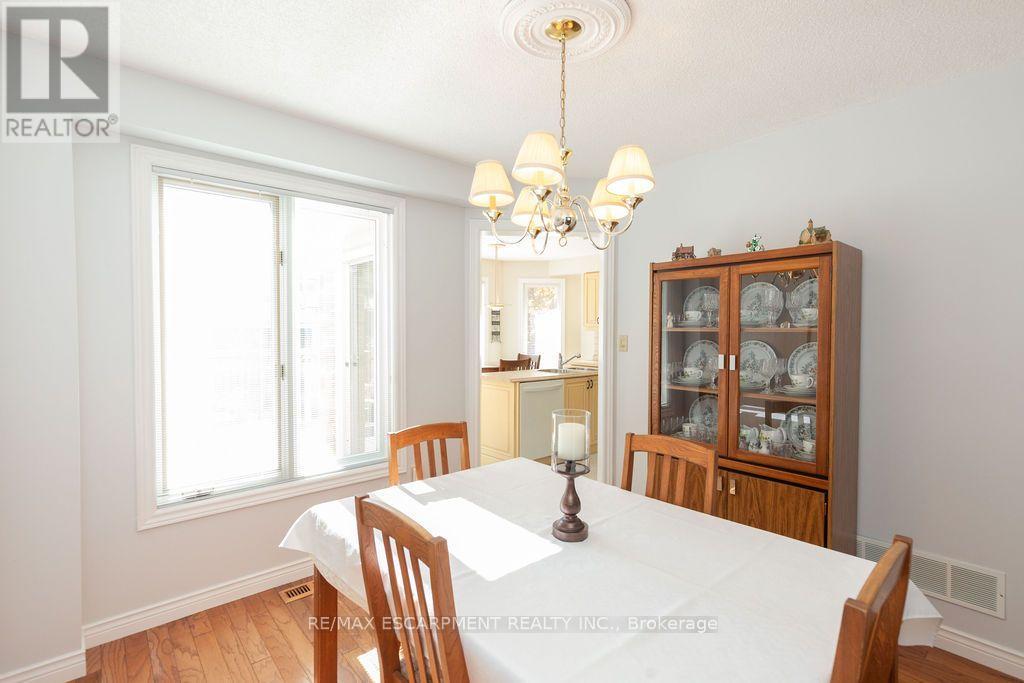 7 Falconridge Drive, Hamilton, Ontario  L9B 2P2 - Photo 8 - X14102934