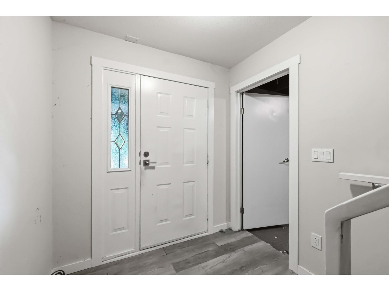 3743 Nanaimo Crescent, Abbotsford, British Columbia V2T 4Z7 - Photo 2 - R3175065