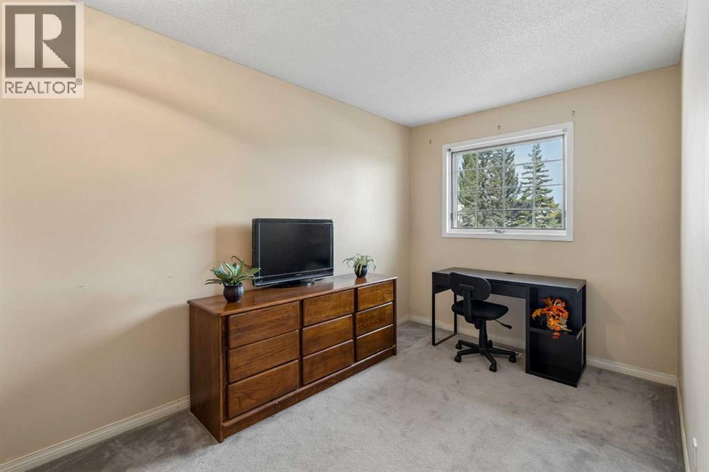 525 Shawinigan Drive SW, Calgary, Alberta  T2Y 3A3 - Photo 19 - A2348926