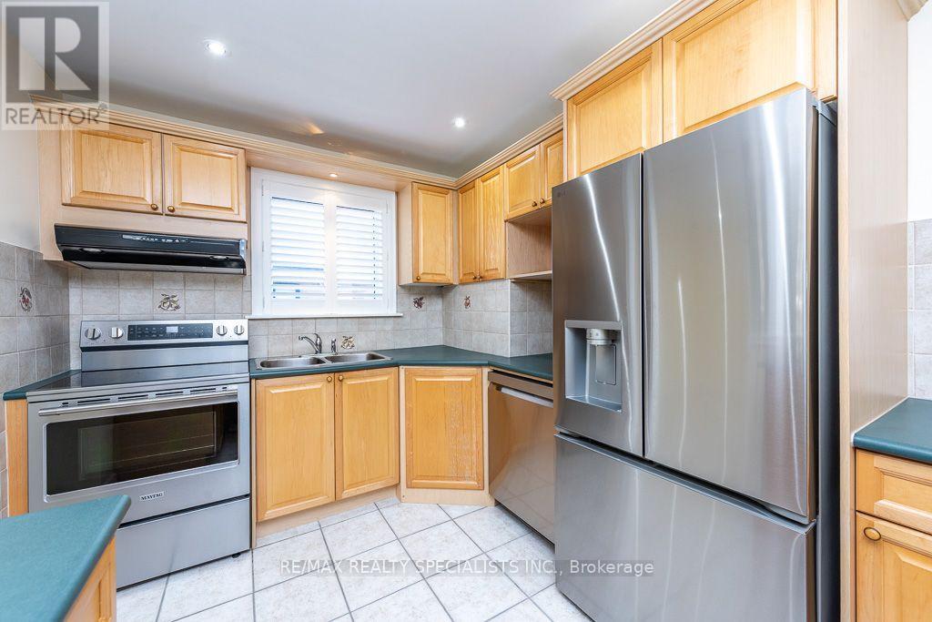 Main - 79 Clearbrooke Circle, Toronto, Ontario  M9W 2E6 - Photo 10 - W14103030