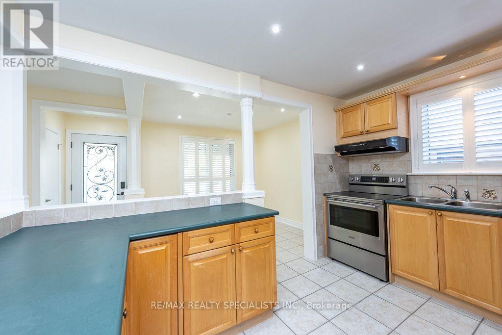 Main - 79 Clearbrooke Circle, Toronto, Ontario  M9W 2E6 - Photo 11 - W14103030