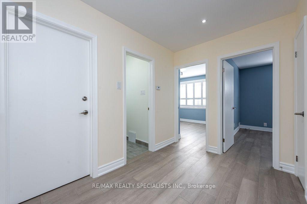 Main - 79 Clearbrooke Circle, Toronto, Ontario  M9W 2E6 - Photo 12 - W14103030