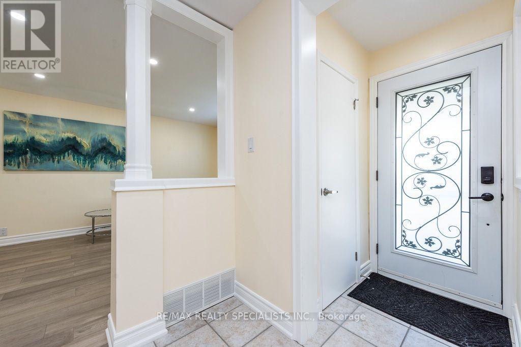 Main - 79 Clearbrooke Circle, Toronto, Ontario  M9W 2E6 - Photo 4 - W14103030
