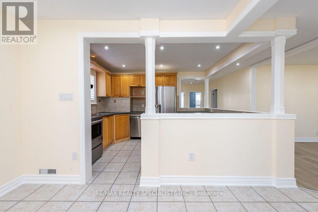 Main - 79 Clearbrooke Circle, Toronto, Ontario  M9W 2E6 - Photo 8 - W14103030