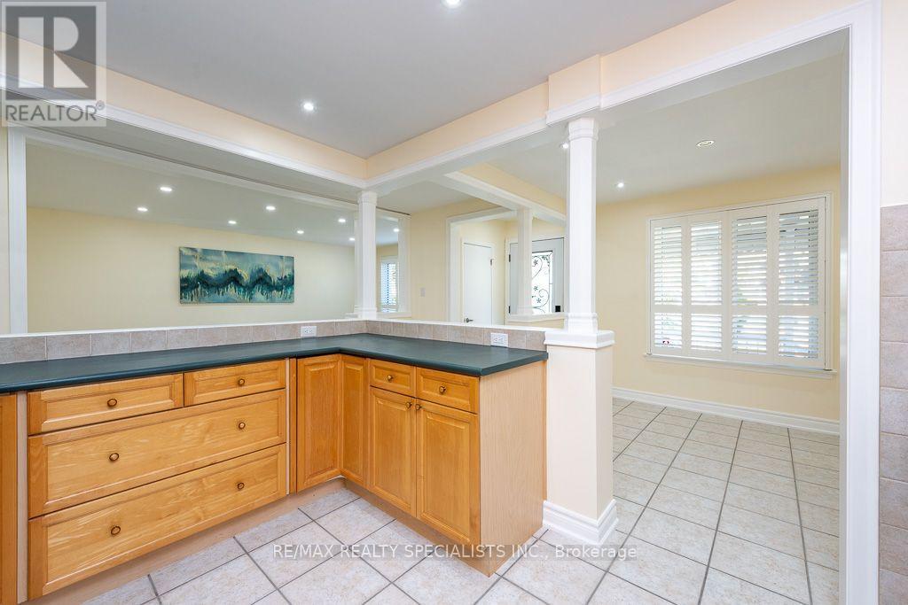 Main - 79 Clearbrooke Circle, Toronto, Ontario  M9W 2E6 - Photo 9 - W14103030
