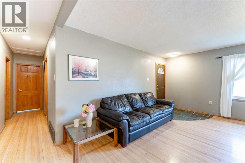 2018 Cottonwood Crescent SE, Calgary, Alberta  T2B 1T1 - Photo 3 - A2353509