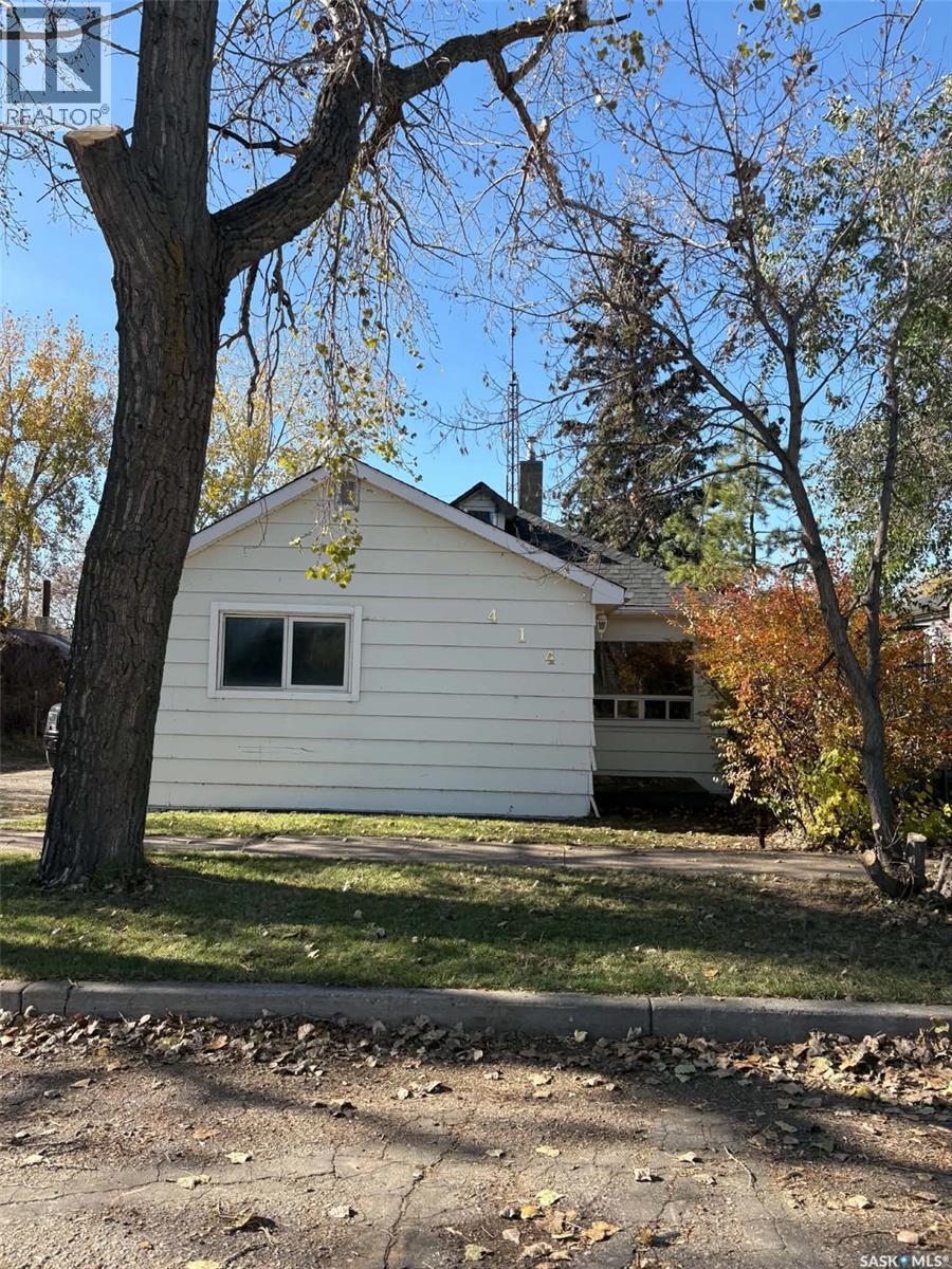 414 Young Street, Bienfait, Saskatchewan  S0C 0M0 - Photo 1 - SK051596