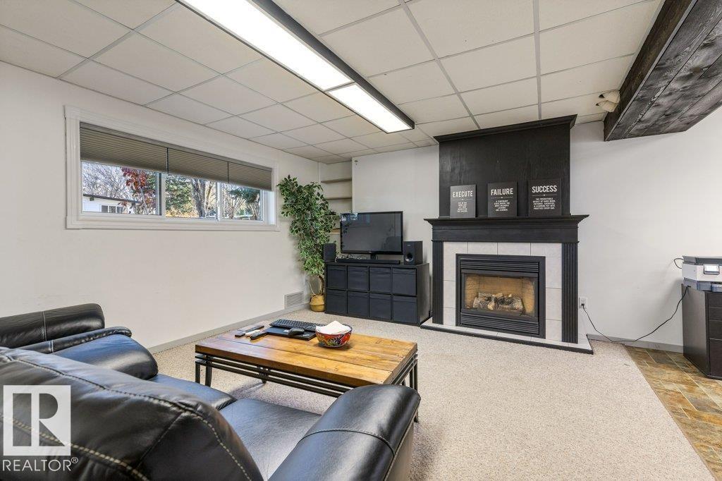 4 FLEETWOOD CR