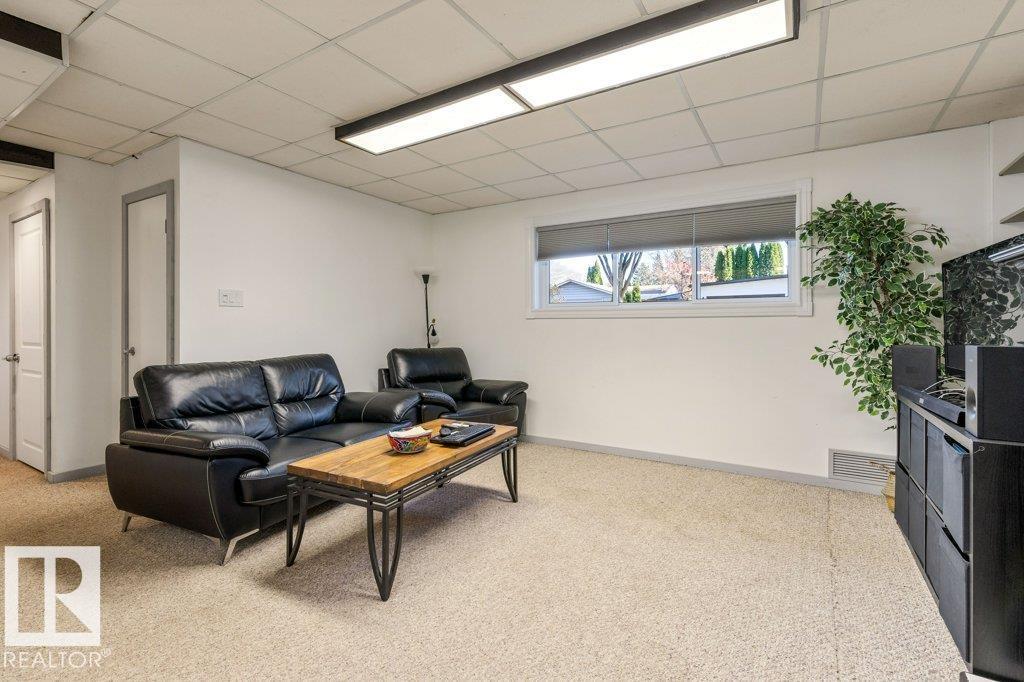 4 FLEETWOOD CR