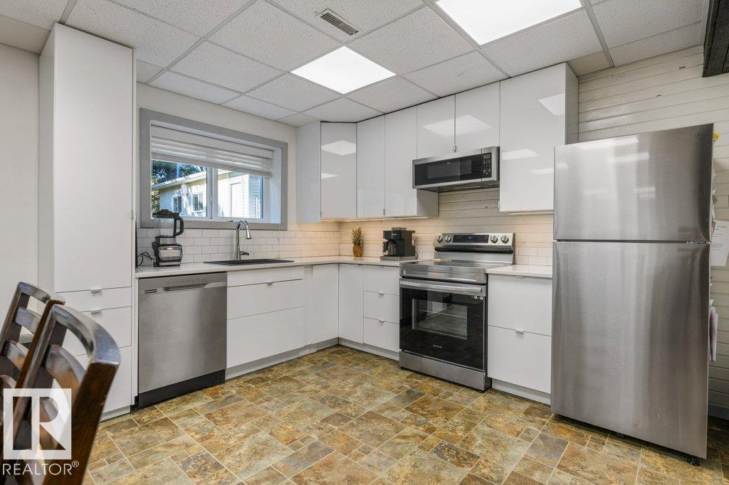 4 FLEETWOOD CR