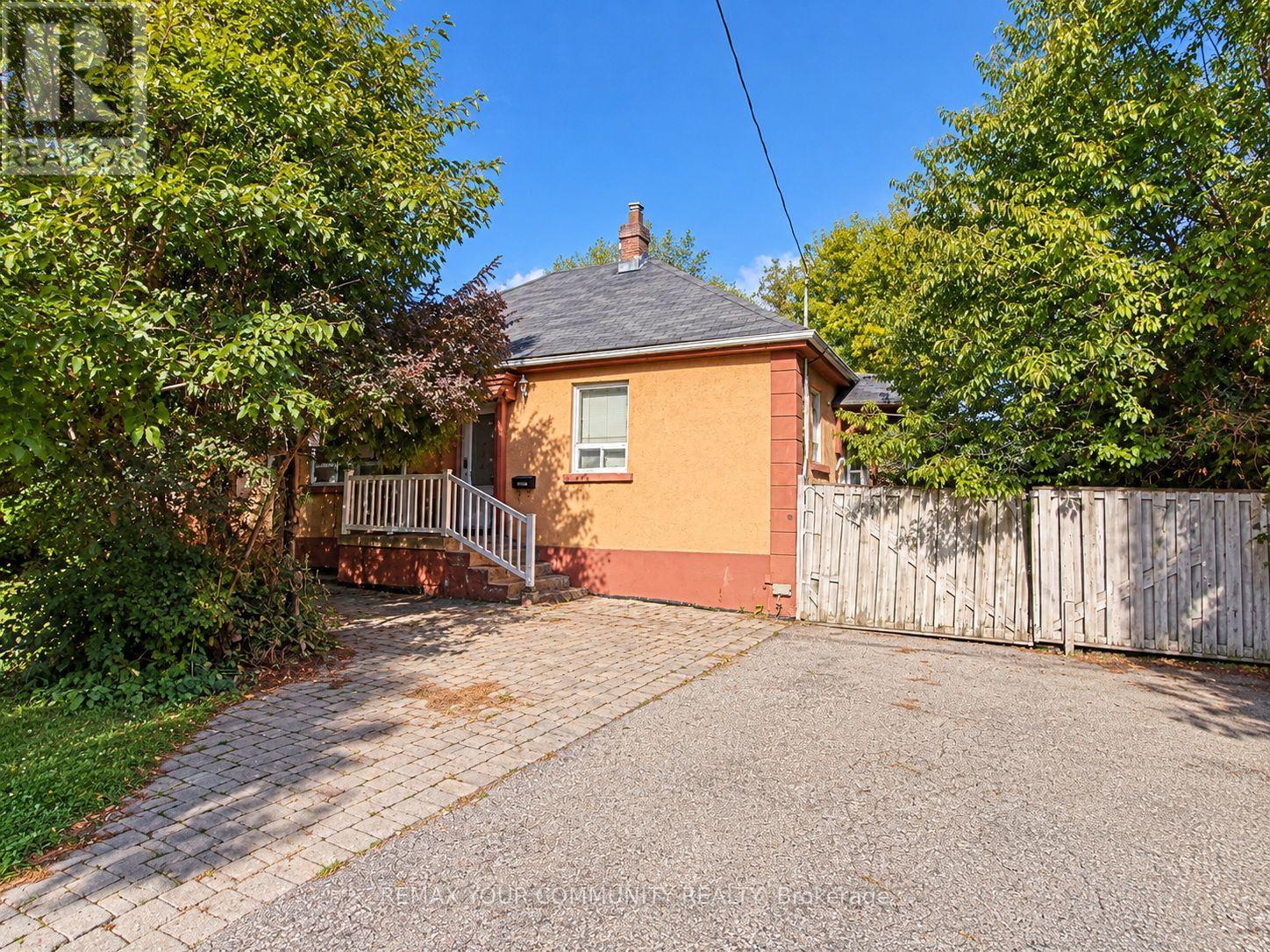 8 Hillside Avenue, Vaughan, Ontario  L4K 1X1 - Photo 2 - N14103238