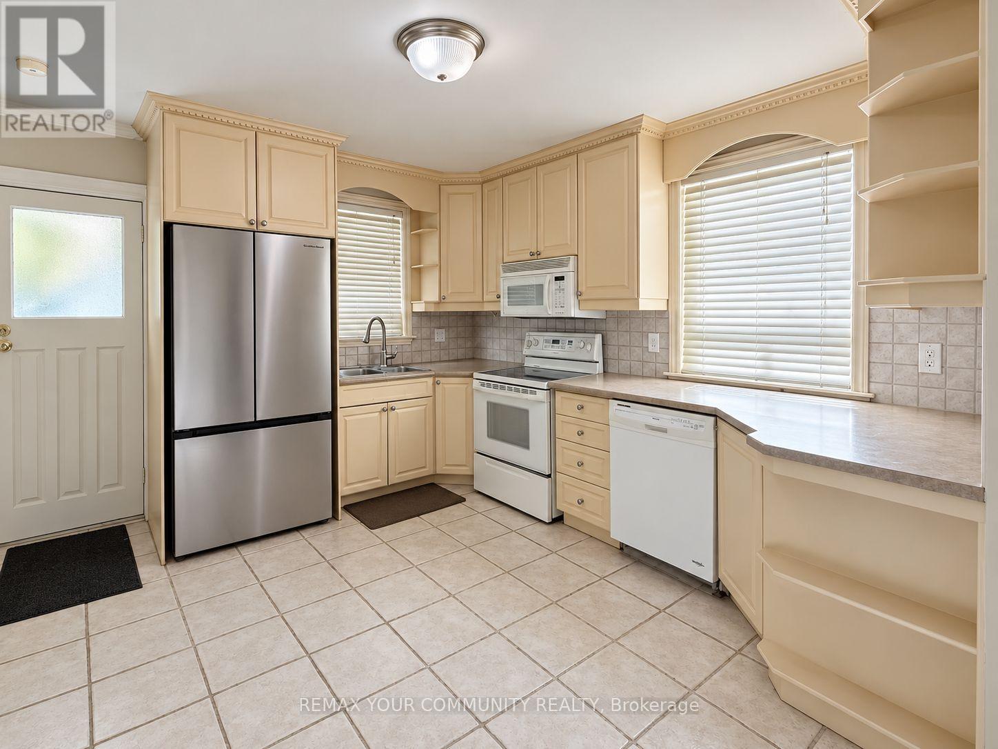 8 Hillside Avenue, Vaughan, Ontario  L4K 1X1 - Photo 4 - N14103238