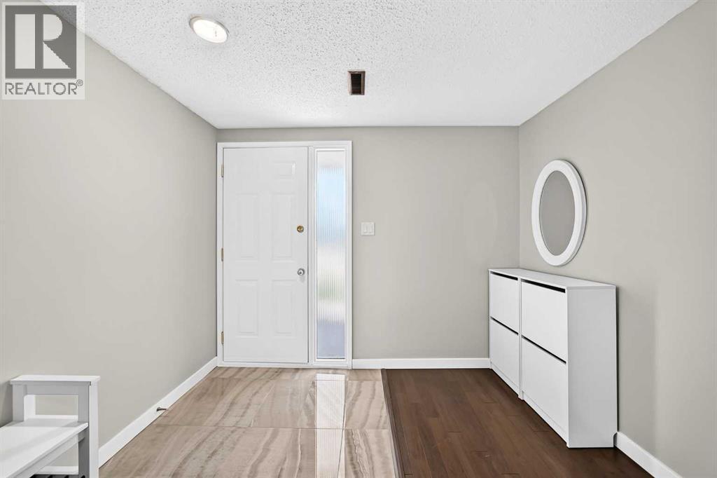 10304 Braeside Drive SW, Calgary, Alberta  T2W 1B4 - Photo 3 - A2347476