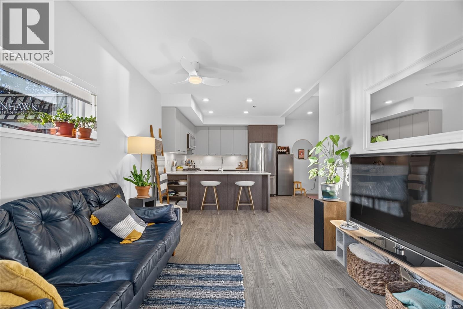 101 7162 West Saanich Rd