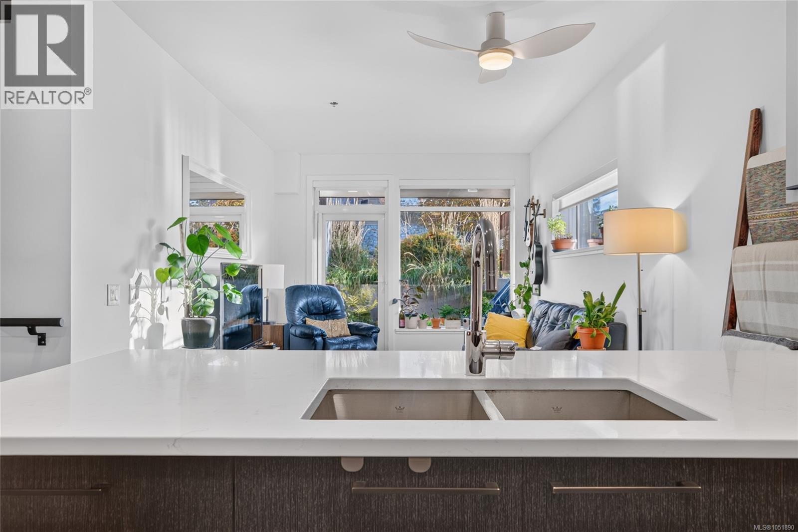 101 7162 West Saanich Rd