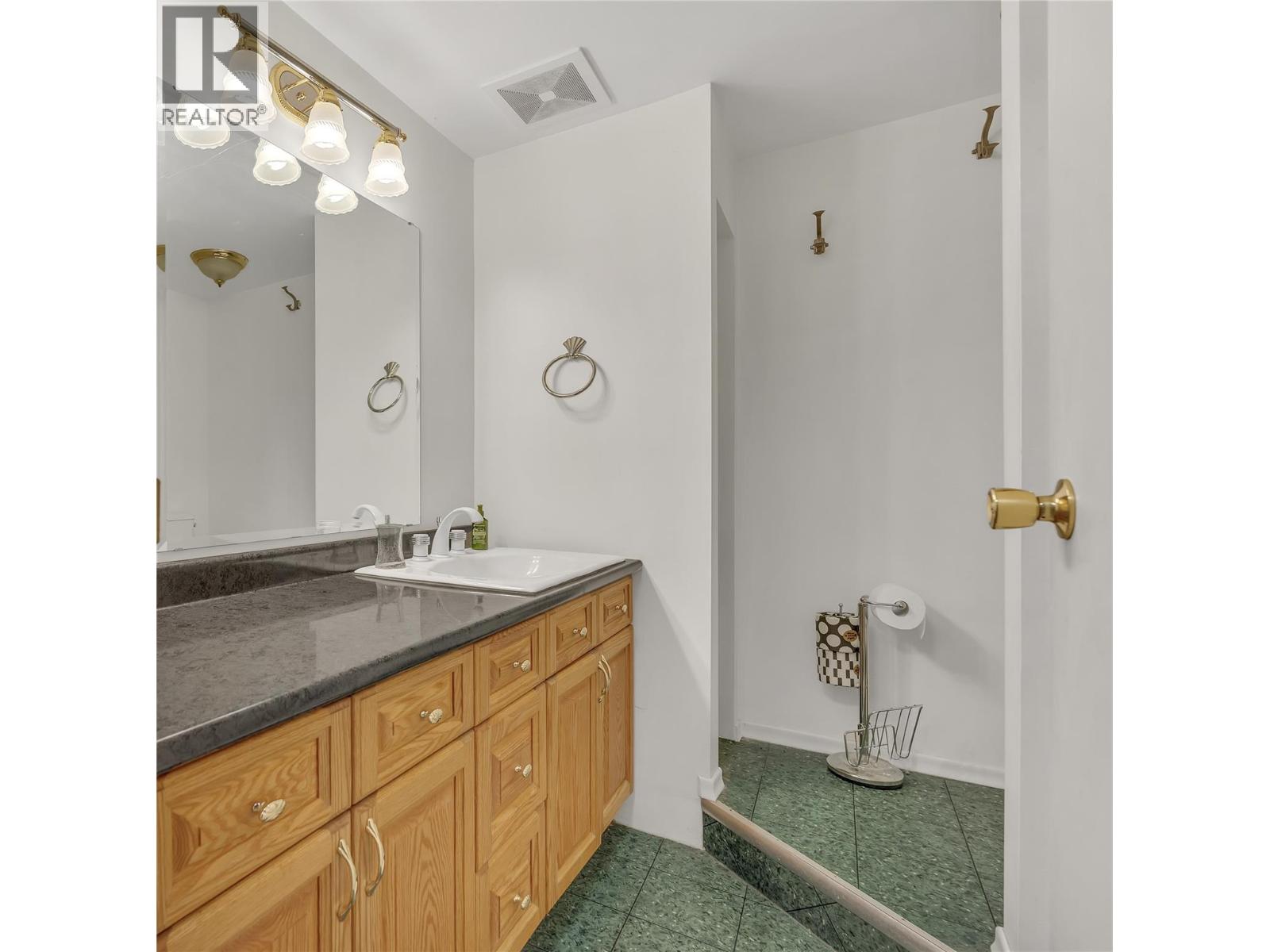 2625 South Main Street, Penticton, British Columbia  V2A 5J4 - Photo 32 - 10403587