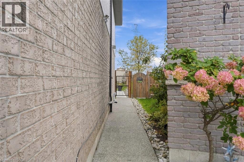 317 Jacqueline Boulevard, Hamilton, Ontario  L9B 2V7 - Photo 2 - 40872690