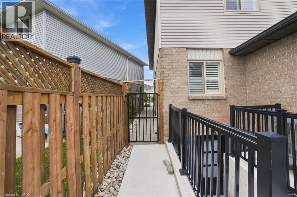 317 Jacqueline Boulevard, Hamilton, Ontario  L9B 2V7 - Photo 3 - 40872690