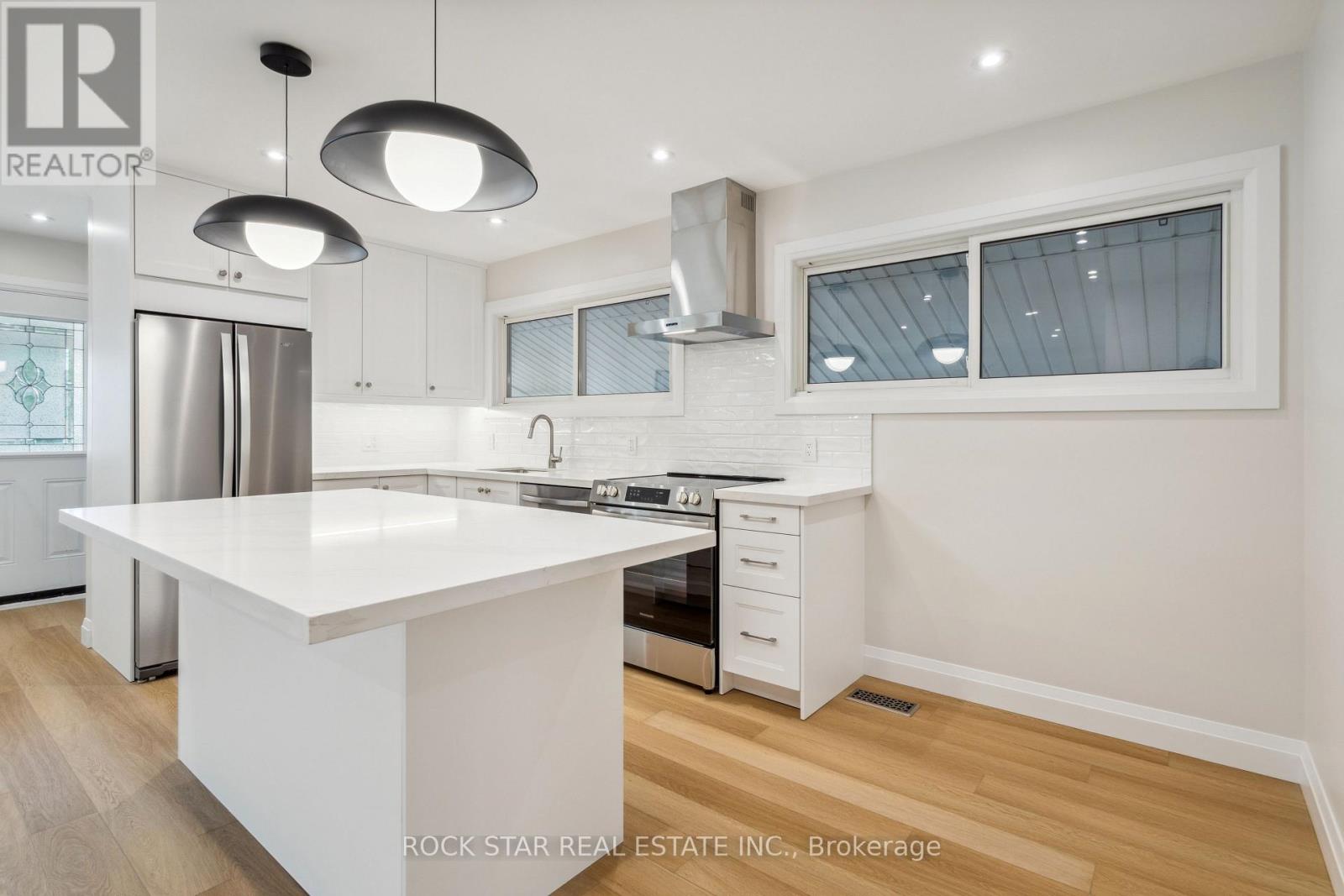 Main - 121 Toby Crescent, Hamilton, Ontario  L8T 2N9 - Photo 2 - X14103426