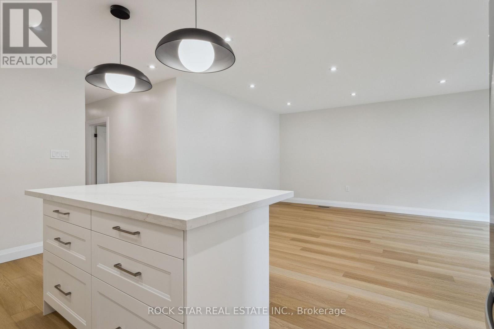 Main - 121 Toby Crescent, Hamilton, Ontario  L8T 2N9 - Photo 6 - X14103426