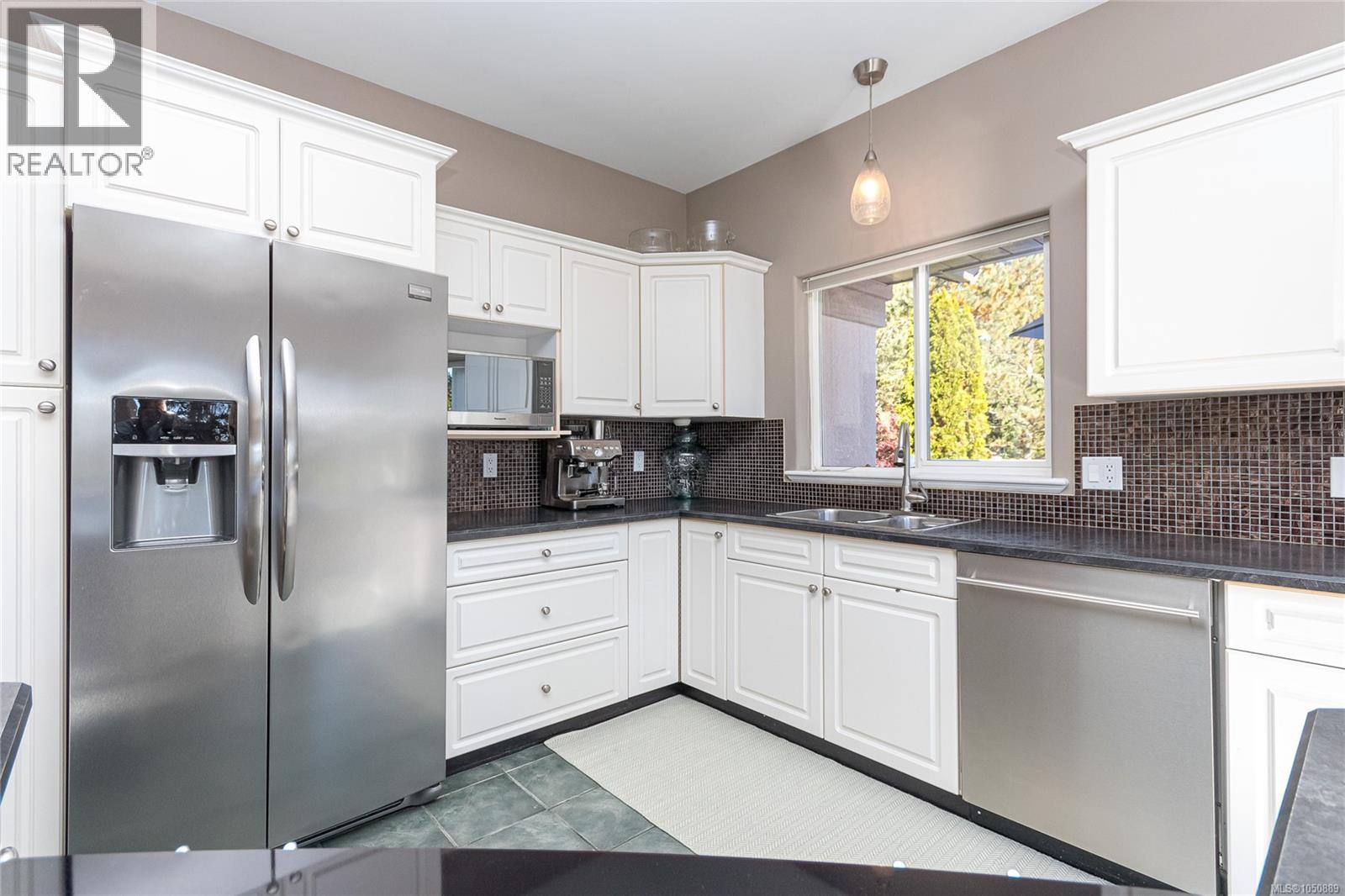 8593 Kingcome Cres