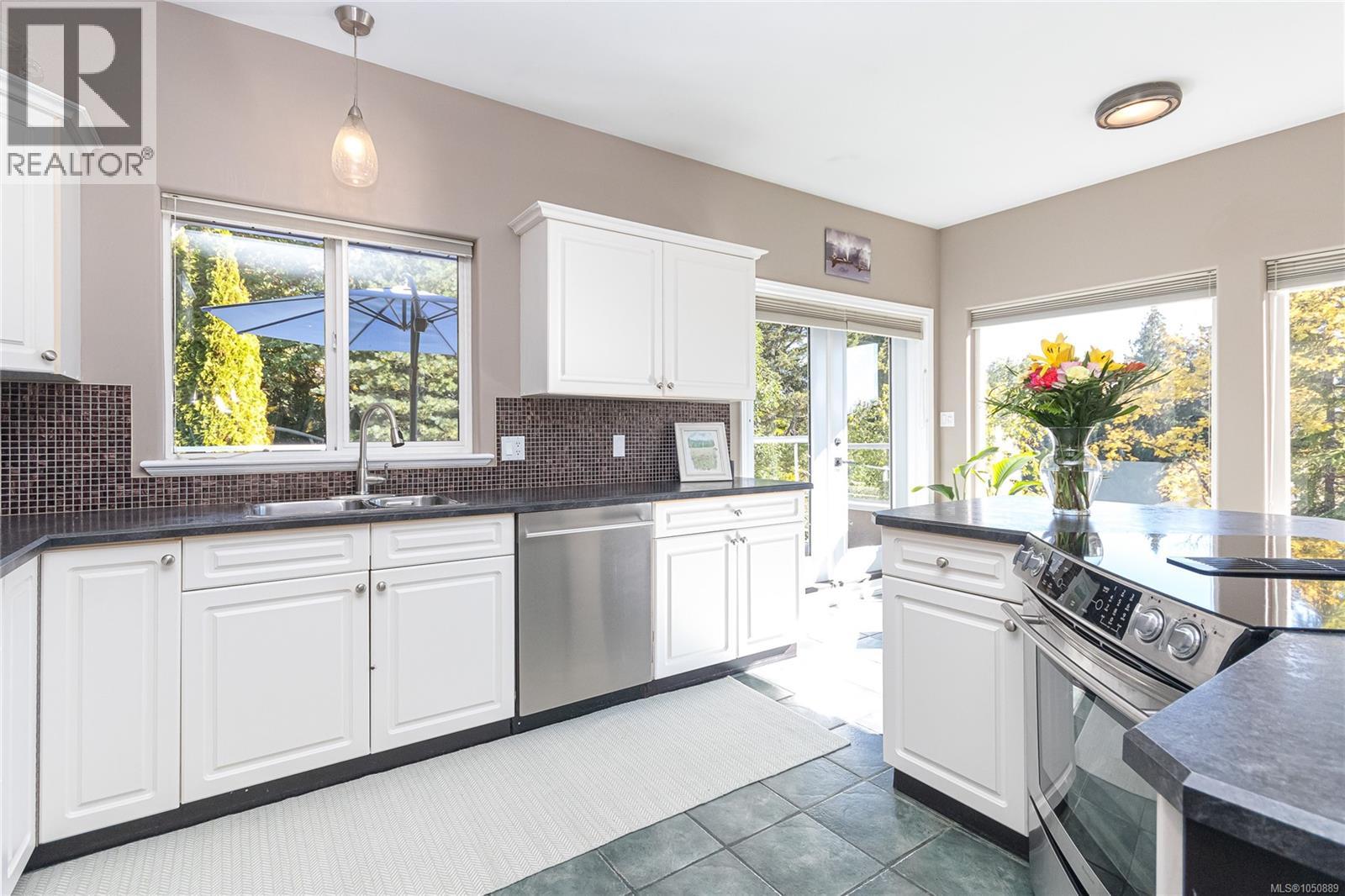 8593 Kingcome Cres