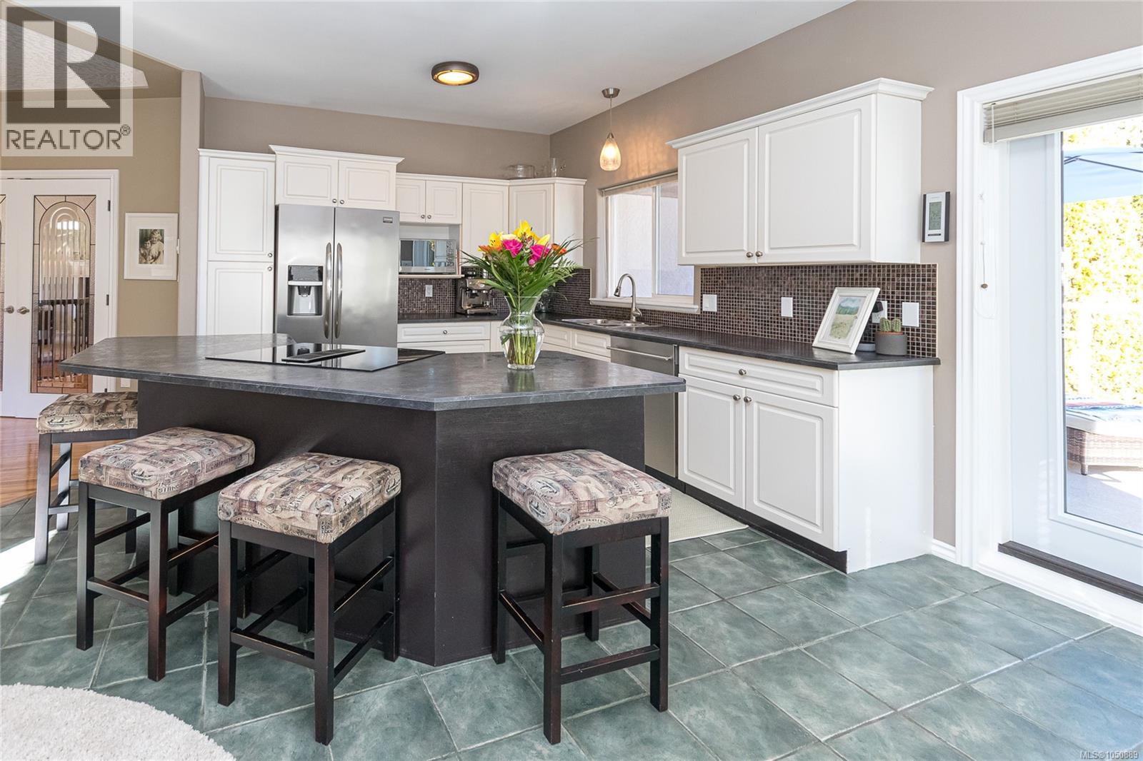 8593 Kingcome Cres