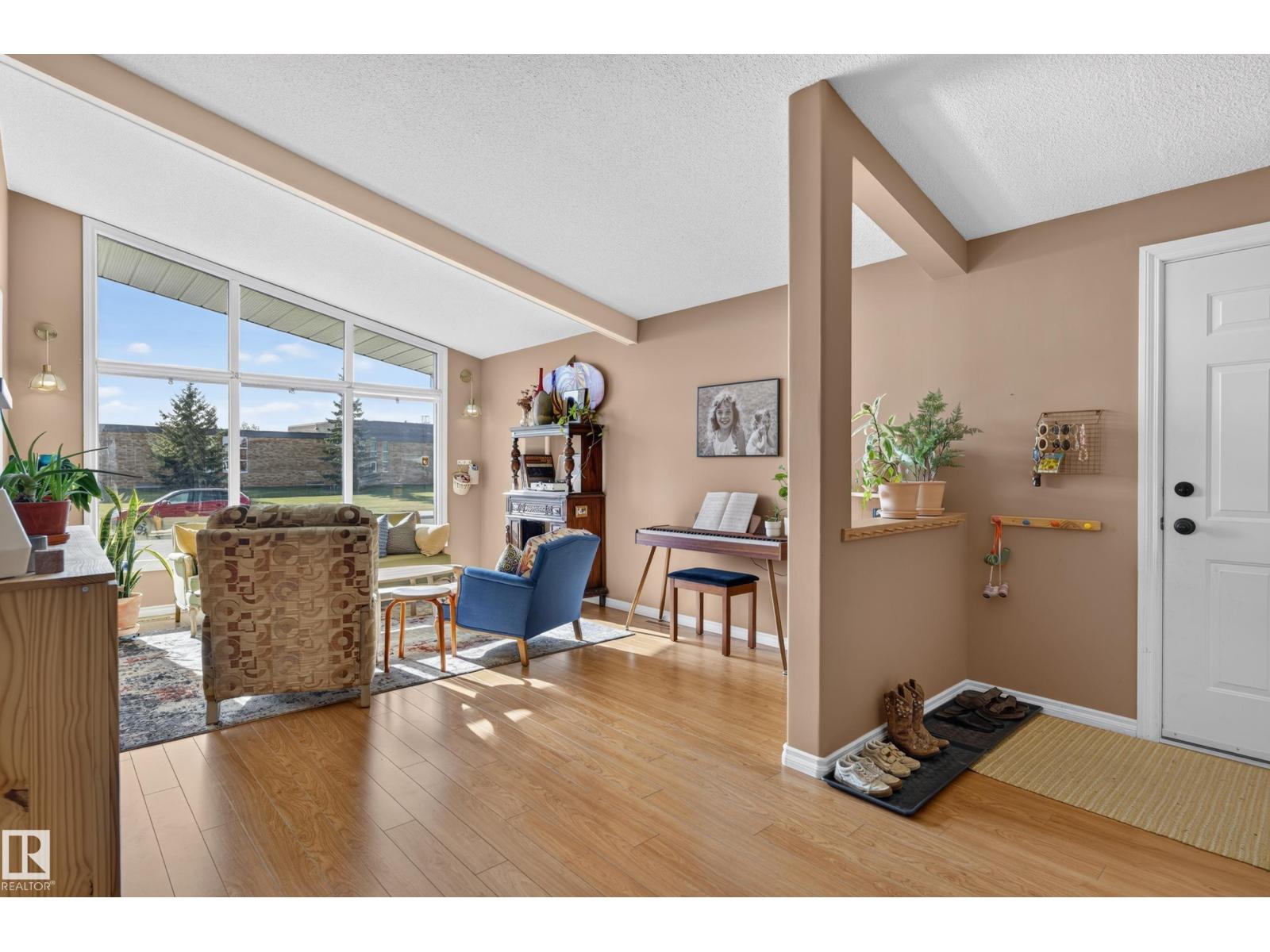 6512 94 AV NW