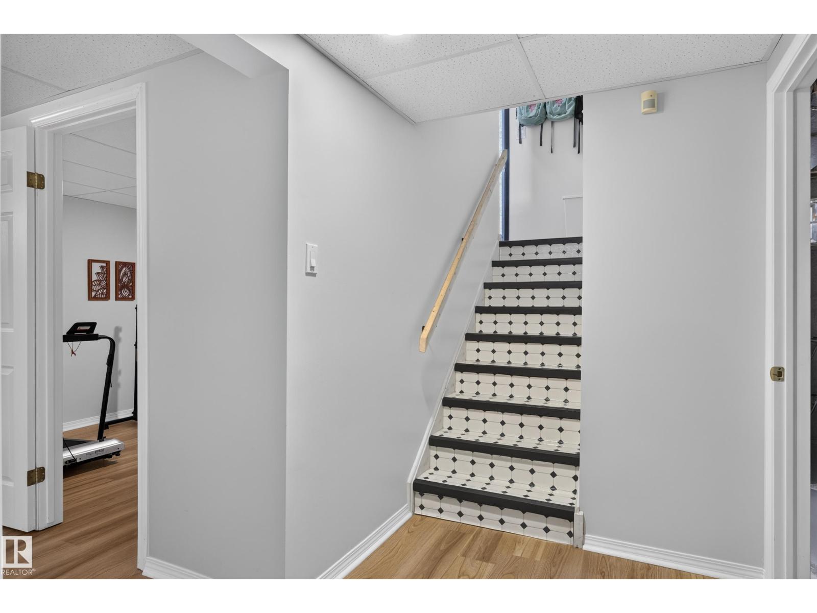 6512 94 AV NW